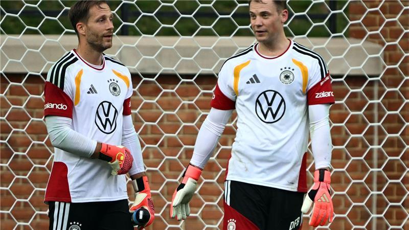 Erstes Training mit Neuer vor 3.000 Fans in Winston-Salem Oliver Baumann (l.) und Mauel Neuer (r.) beim Training der Nationalmannschaft.