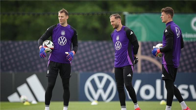 Oliver Baumann (m) ist die aktuelle Nummer 1 im DFB-Tor. (Archivbild)