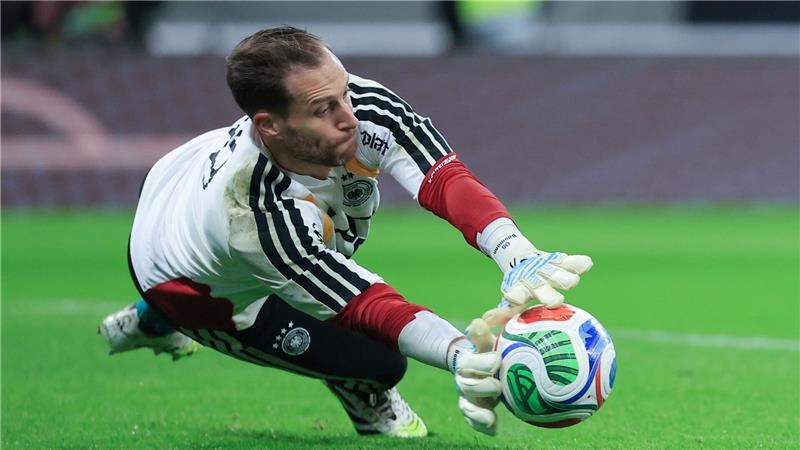 Konstanz vor Spektakel: Baumann bereit für großen WM-Job Oliver Baumann pariert beim Aufwärmtraining einen Ball. (Archivbild)
