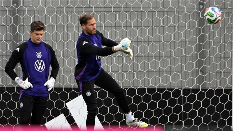 Neuer-Debatte ohne Wirkung: Baumann bereit für Heimspiel Oliver Baumann (r.) faustet einen Ball.