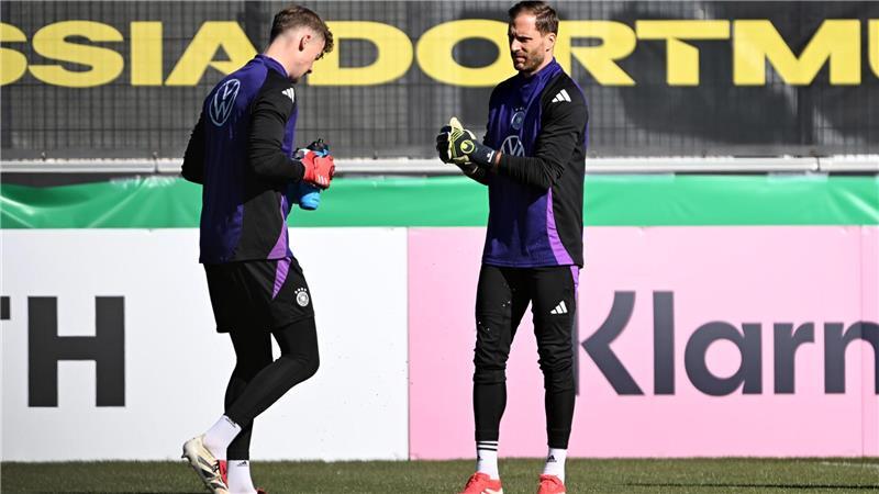 T-Frage gelöst: „Stabiler“ Baumann gegen Italien im Tor Oliver Baumann (r) steht gegen Italien im Tor.