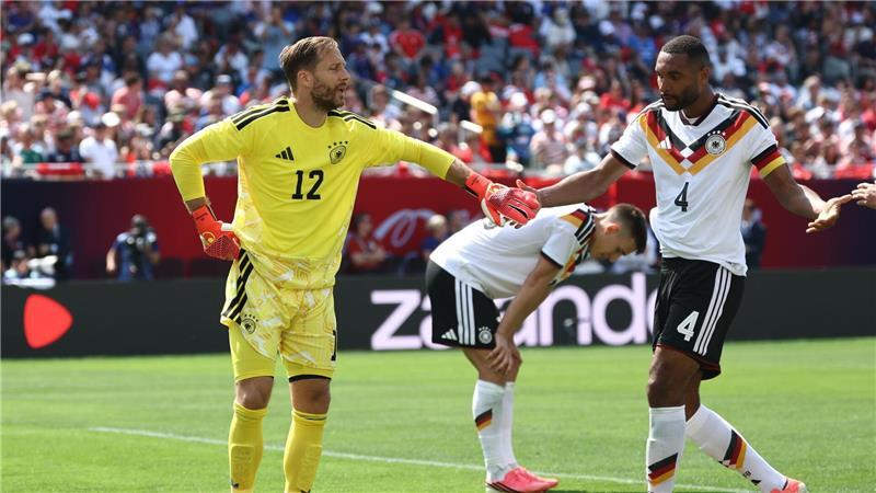 Nagelsmanns WM-Lehren und Bulls-Besuch am freien Sonntag Oliver Baumann und Jonathan Tah klatschen sich im Spiel gegen die USA ab.