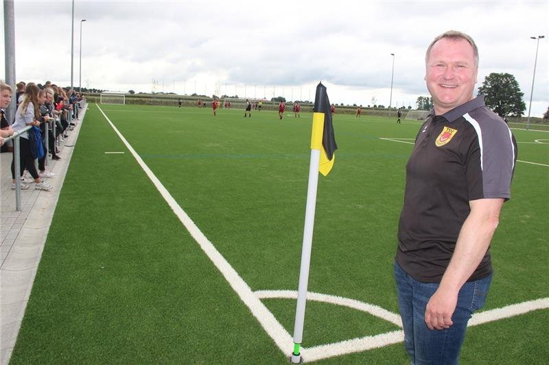 Apensens neue Sportanlage mit einem besonderen Dank eingeweiht Oliver Drechsel, Trainer und Fußball-Obmann beim TSV Apensen, an der Eckfahne des neuen Kunstrasenplatzes am Soltacker. Foto: Michaelis