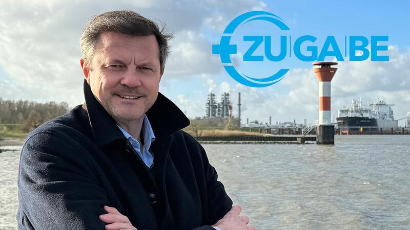 Oliver Grundmann (CDU) an der Elbe, im Hintergrund die FSRU as sschwimmendes LNG-Terminal. Grundmann zieht sich aus der Politik zurück.