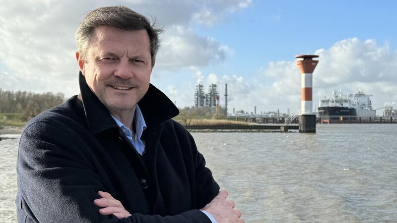 Oliver Grundmann an der Elbe, im Hintergrund die FSRU, das schwimmende LNG-Terminal. Grundmann zieht sich aus der Politik zurück.