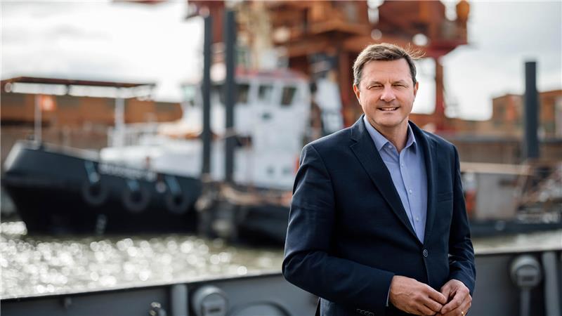 Politiker-Fotos als Einheitsbrei: Stader Häfen gehen immer als Kulisse Oliver Grundmann, hier am Stader Seehafen in Bützfleth, bekennt sich zur Industrie.
