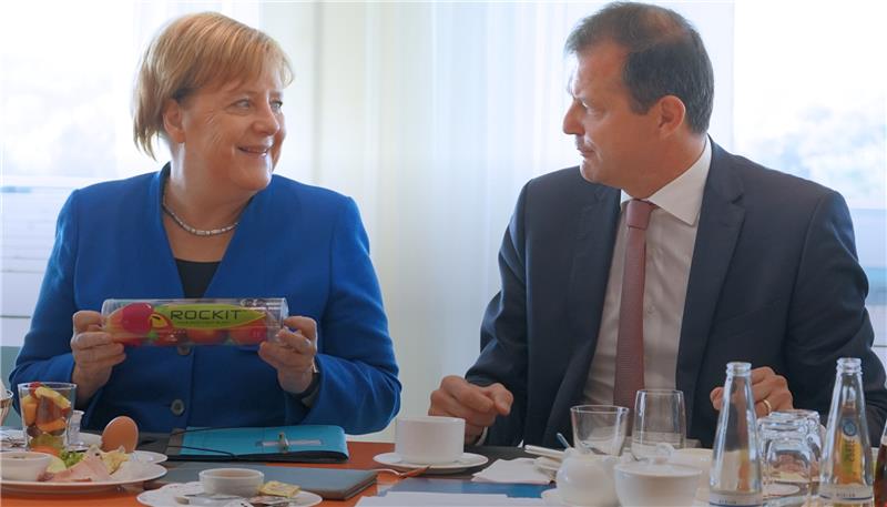 Oliver Grundmann überreichte Angela Merkel nicht nur Äpfel aus dem Alten Land, sondern informierte sich auch über Sachstand zum Thema LNG. Foto: Grundmann