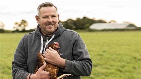 Oliver Holtermann hat seinen Hof in Harsefeld und verkauft das „Premium-Ei“ als ein in dieser Kategorie überprüftes und vom Tierschutzbund eingestuftes Produkt.