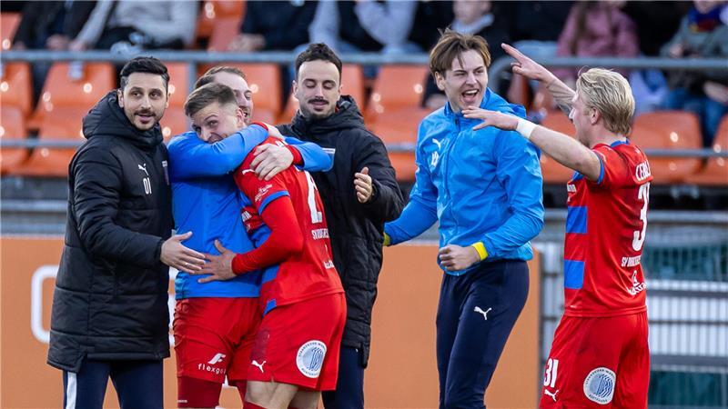 Oliver Ioannou (links) feiert hier das 3:0 mit Torschütze Dennis Rosin (Dritter von links). Nach dem Sieg im Halbfinale verlängerten der Trainer und D/A um drei weitere Jahre.