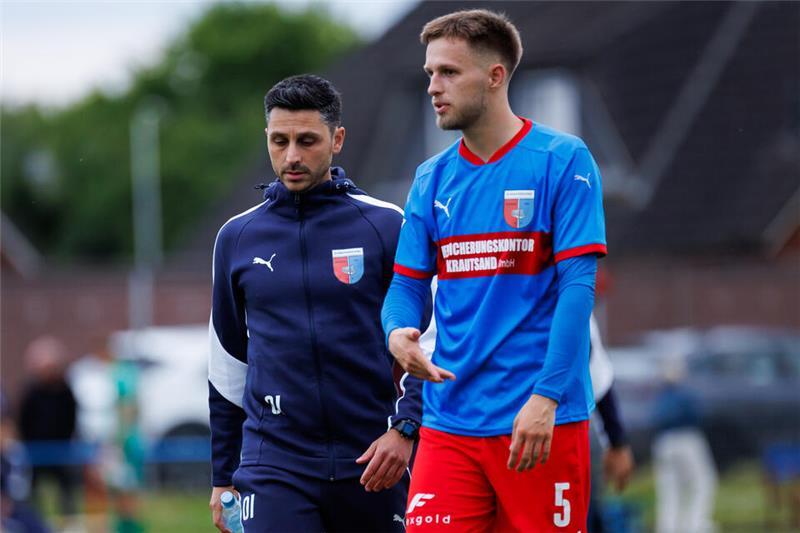 Jannes Wulff diskutiert mit Trainer Oliver Ioannou nach dem Halbzeitpfiff auf dem Weg in die Kabine.