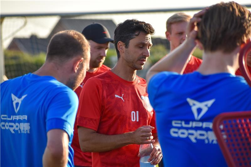 Die Wulff-Brüder und ihr großes Ziel mit D/A Trainer Oliver Ioannou spricht zur Mannschaft.
