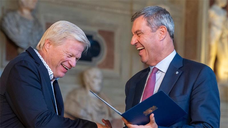 Oliver Kahn erhält Bayerischen Verdienstorden von Markus Söder