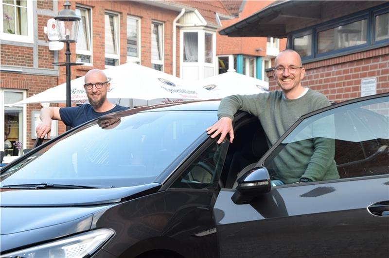 Oliver Kloth (links) und Michael Glawion sind seit einem Jahr mit ihrem VW ID.3 unterwegs – und schwärmen von ihrem E-Auto. Foto: Battmer