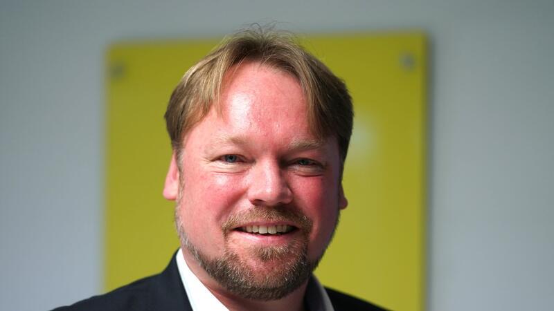 Oliver Kumbartzk steht in der Landesgeschäftsstelle in Kiel.