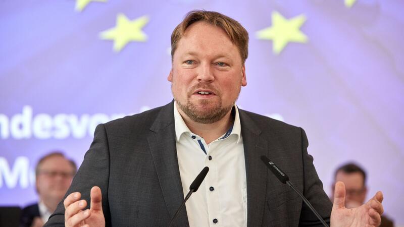 Oliver Kumbartzky (FDP), Landesvorsitzender, spricht in den Holstenhallen Congress Center bei der Landesvertreterversammlung der FDP Schleswig-Holstein zur Europawahl 2024.