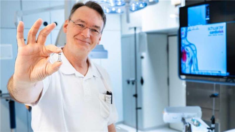 Oliver Marx hält den sondenlosen Einkammer-Herzschrittmacher in der Hand. Hier im Herzkatherlabor des Klinikums wurde das winzige Gerät erstmals einem Patienten implantiert.