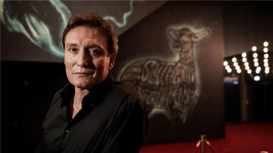 Oliver Masucci kehrt nach längerer Pause auf die Theaterbühne zurück.