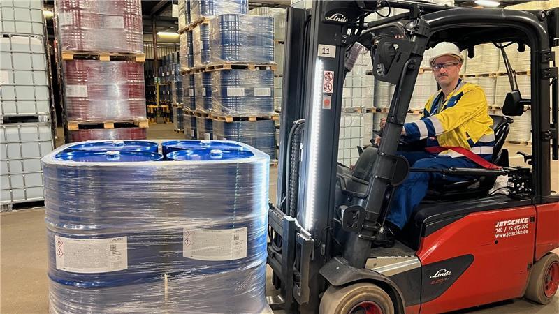Oliver Meyer transportiert die Fässer mit dem Dowanol per Gabelstapler.