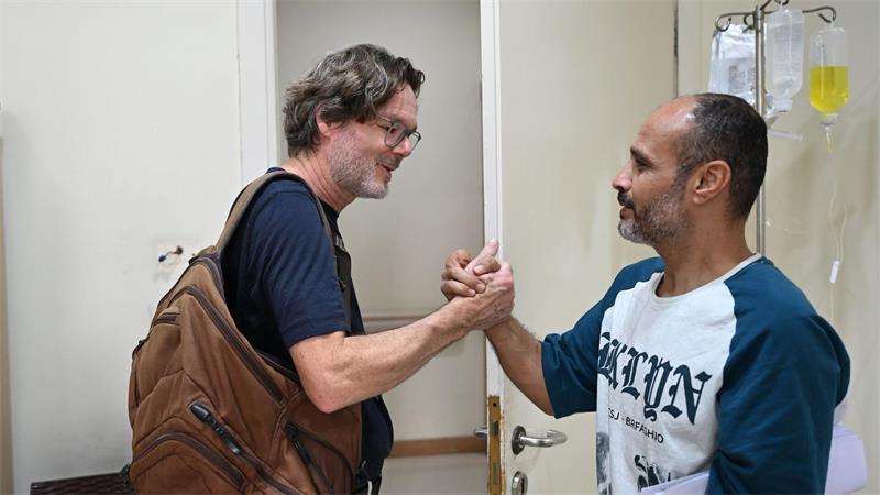 Oliver Mohr (l), ehrenamtlicher Arzt bei Malteser International und Ahmeds Vater Ejad al-Chair (r), verabschieden sich. 
