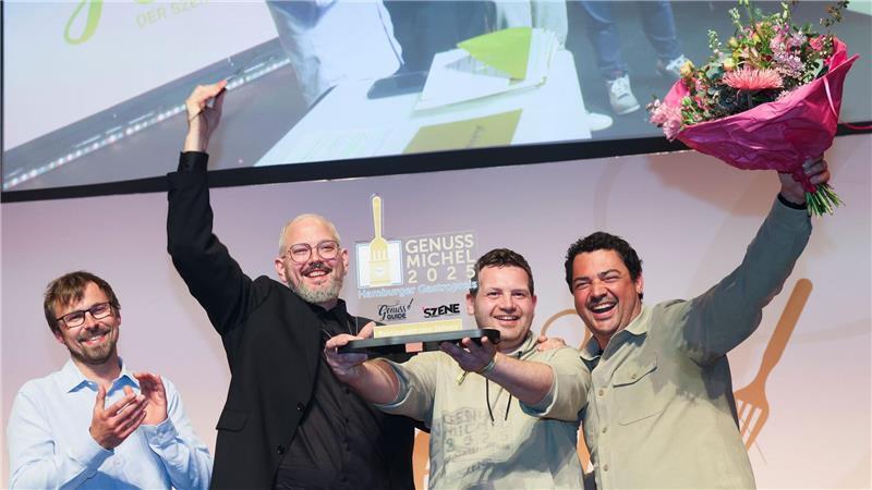 Dieses Hamburger Restaurant gewinnt den „Genuss-Michel“ Oliver Murzin (l-r), Freddie Schefferski, Valentin Broer und Vena Steinkoenig jubeln bei der Verleihung des Gastropreises „Genuss-Michel 2025“ in den Fischauktionshallen.