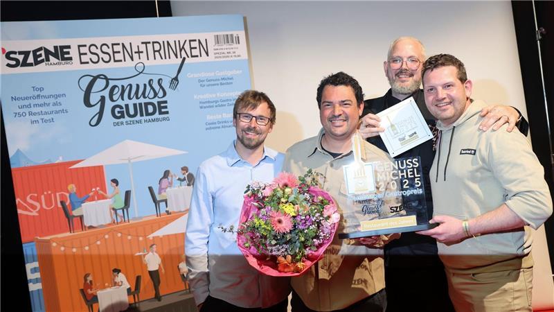 Dieses Hamburger Restaurant gewinnt den „Genuss-Michel“ Oliver Murzin (l-r), Vena Steinkoenig, Freddie Schefferski und Valentin Broer freuen sich bei einem Fototermin bei der Verleihung des Gastropreises „Genuss-Michel 2025“ in den Fischauktionshallen.