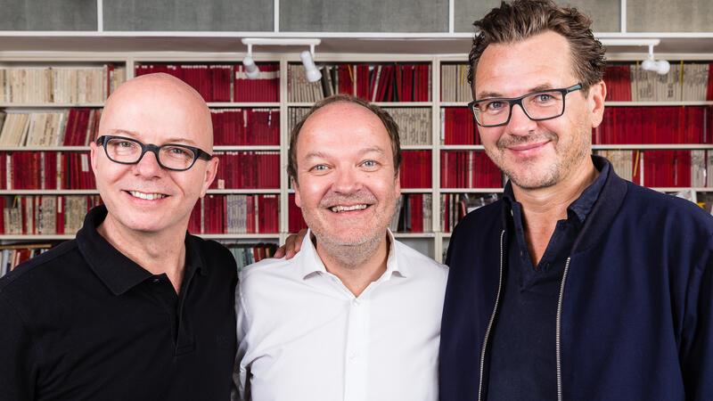 Die drei ??? und der krumme Geburtstag - was 2024 so kommt Oliver Rohrbeck (l-r, spricht Justus Jonas), Jens Wawrczeck (Peter) und Andreas Fröhlich (Bob), sprechen seit 45 Jahren "Die drei Fragezeichen".