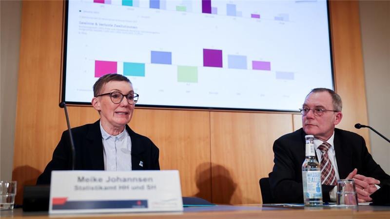 Weniger Hamburg im Bundestag - 13 Abgeordnete gewählt Oliver Rudolf (r), Leiter des Landeswahlamts Hamburg, bei einer Pressekonferenz im Rathaus: Hamburg schickt weniger Abgeordnete in den neuen Bundestag.