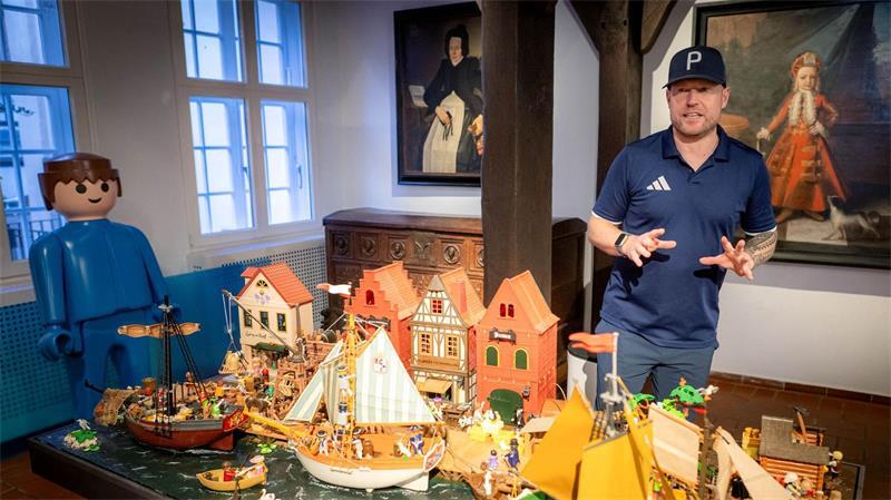 5.000 Playmobil-Figuren erzählen Bremens Geschichte Oliver Schaffer hat die historische Bremer Schlacht an der Weser mit Playmobil nachgestellt.