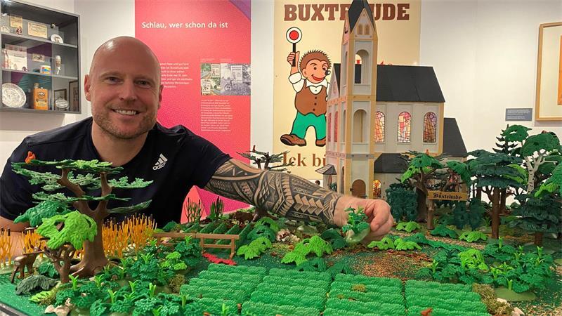Oliver Schaffer ist Deutschlands einziger Playmobil-Botschafter und hat schon diverse Ausstellungen mit themenbezogenen Dioramen gestaltet.