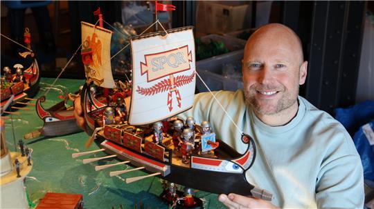 Oliver Schaffer konzentriert sich seit sieben Jahren auf seine Playmobil-Ausstellungen.