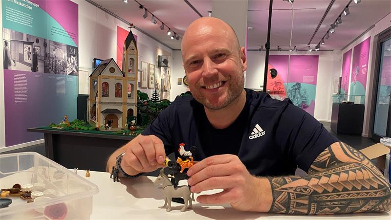 Märchenhafte Playmobil-Welt in Buxtehude Oliver Schaffer setzt die Tierpyramide für das nächste Märchenmotiv zusammen.