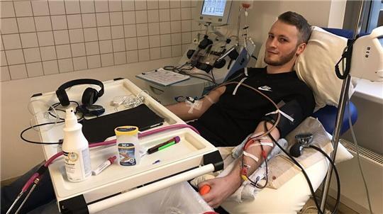 Oliver Schmidt spendet im Jahr 2018 Knochenmark - und rettet damit einem achtjährigen Mädchen aus den USA das Leben.