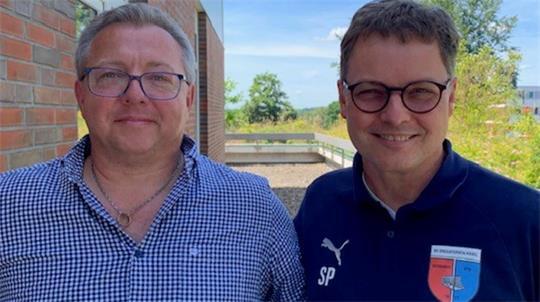 Oliver Schulze (links) wird unter anderem vom Elbe-Kliniken-Chefarzt Dr. Sebastian Philipp unterstützt.