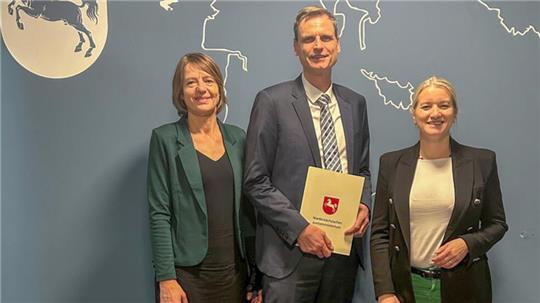 Oliver Sporré gemeinsam mit der Präsidentin des Oberlandesgerichts Celle Stefanie Otte (l.) und Justizministerin Dr. Kathrin Wahlmann.