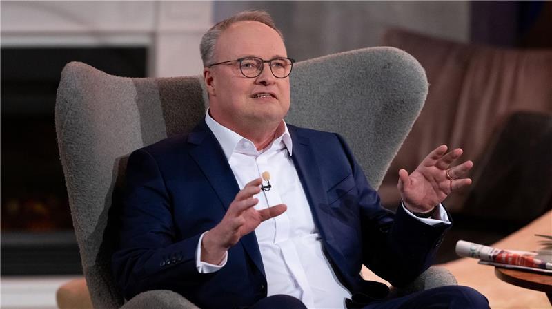 Oliver Welke hat für einen Witz über die Fans von Howard Carpendale Kritik bekommen, auch vom Schlagersänger selbst. (Archivbild)