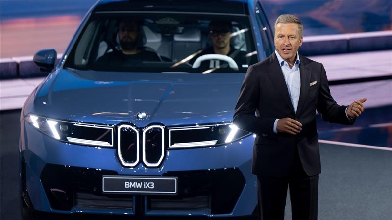 Oliver Zipse - hier mit dem ersten Serienfahrzeug der Neuen Klasse - legt sein Amt zum 13. Mai 2026 nieder. 