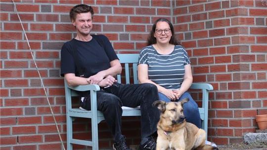 Oliver und Lena Schlichtmann sitzen jetzt gemeinsam auf der Bank vor ihrem Haus - dankbar für die gemeinsame Zeit.