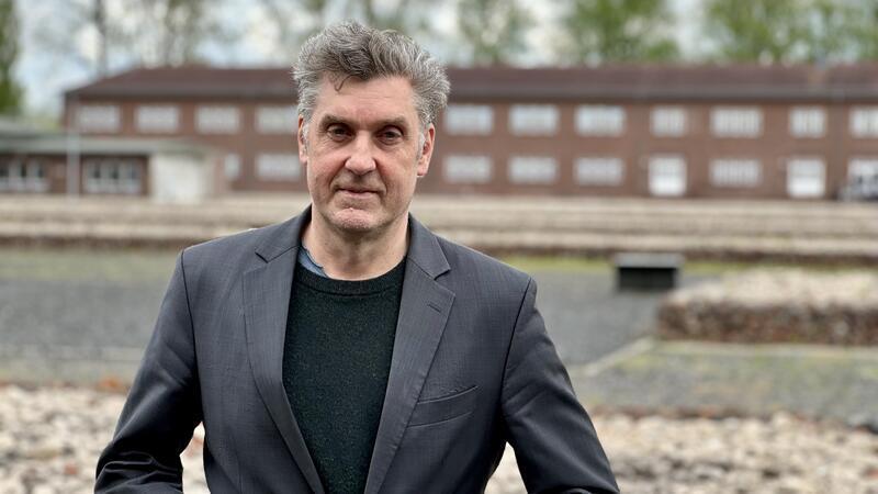 Sein Arbeitsplatz liegt dort, wo Nazis Menschen einst bis zum Tode quälten Oliver von Wrochem auf dem Gelände der KZ-Gedenkstätte Hamburg-Neuengamme. Foto: Markus Lorenz