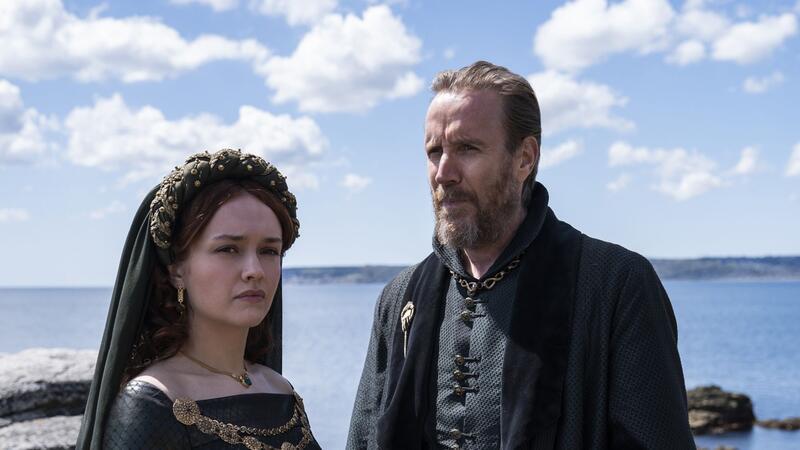 Olivia Cooke als Alicent Hightower und Rhys Ifans als Otto Hightower in der Game of Thrones-Vorgeschichte „House of the Dragon“.