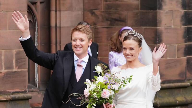Olivia Henson und Hugh Grosvenor, der Duke of Westminster, verlassen nach ihrer Hochzeit die Kathedrale von Chester.