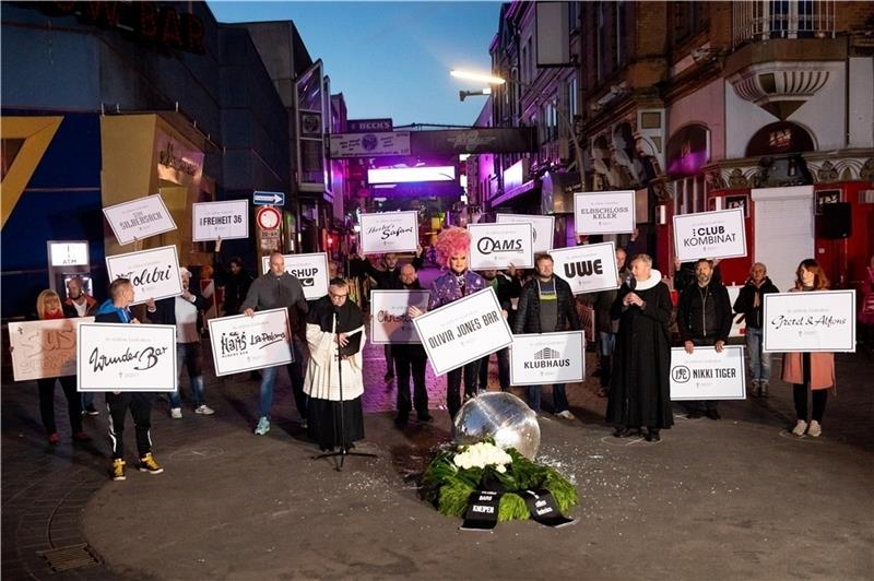 Olivia Jones (Mitte), Dragqueen und weitere Kiez -Gastronomen, Club- und Kneipenbesitzer demonstrieren mit einer symbolischen Kranzniederlegung Foto: Charisius/ dpa
