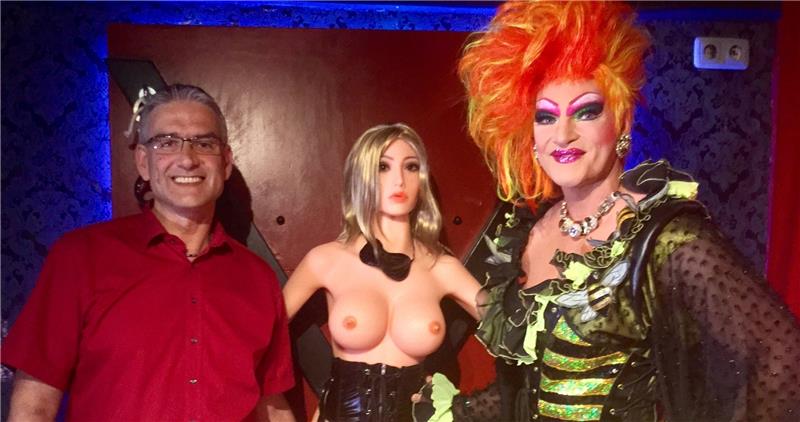 Olivia Jones (rechts) mit Hersteller Manfred Scholand und Luxus-Sexpuppe . Foto Lorenz