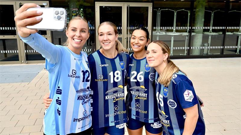 Oliwia Kaminska, Johanna Andresen, Christin Kaufmann und Carina Senel (von links) posieren im neuen BSV-Dress.
