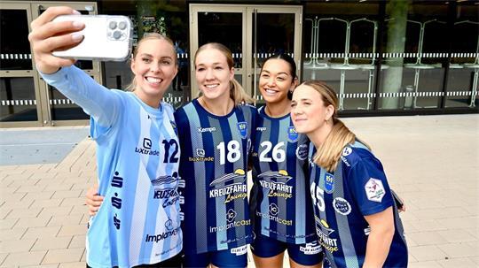 Oliwia Kaminska, Johanna Andresen, Christin Kaufmann und Carina Senel (von links) posieren im neuen BSV-Dress.