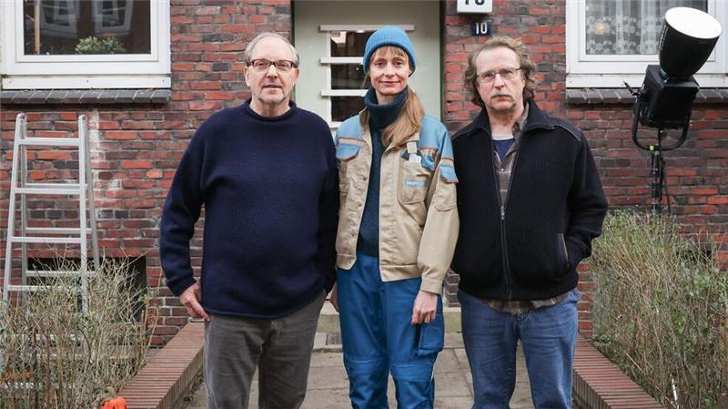 Olli Dittrich (links) und Bjarne Mädel versuchen in der NDR-Komödie „Prange“, die Aufmerksamkeit von Katharina Marie Schubert zu erlangen. 