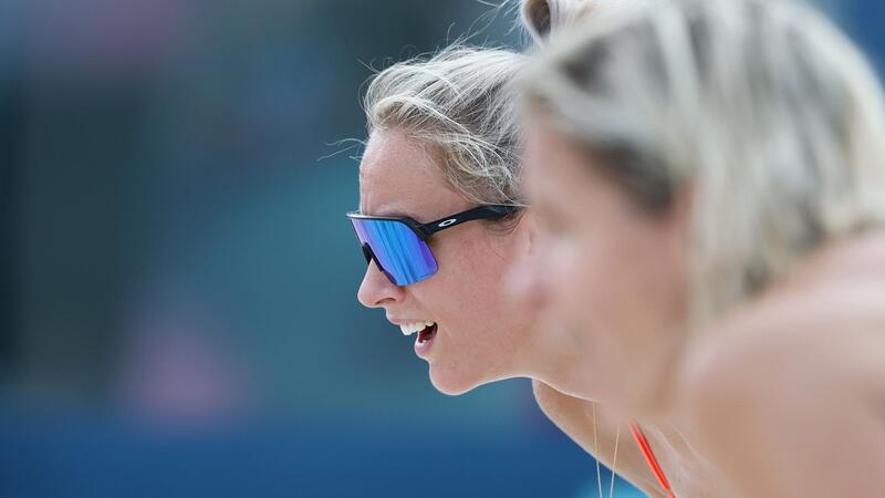 Ludwig verlängert letztes EM-Turnier: Achtelfinale erreicht Olympia-Enttäuschung weg: Louisa Lippmann (l) und Laura Ludwig sind bei der EM im Achtelfinale.