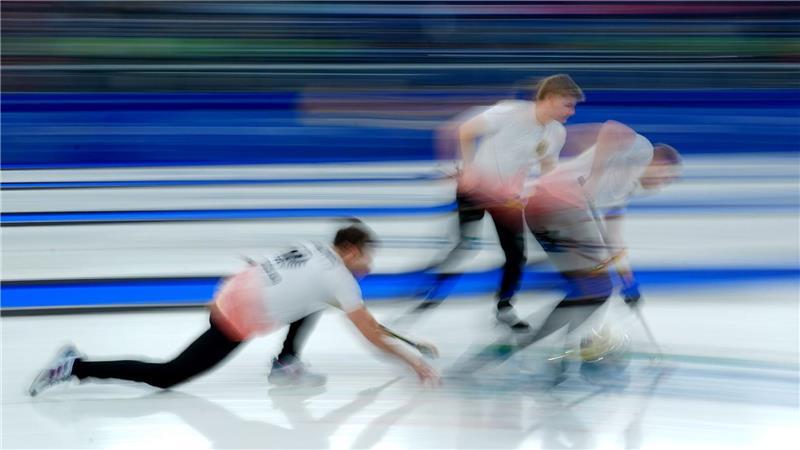 Olympia, Olympische Winterspiele Mailand Cortina 2026, Curling, Männer, Vorrunde, Tschechien - Deutschland, Spieltag 9, das deutsche Team spielt einen Stein (l-r) Marc Muskatewitz, Johannes Scheuerl und Felix Messenzehl.