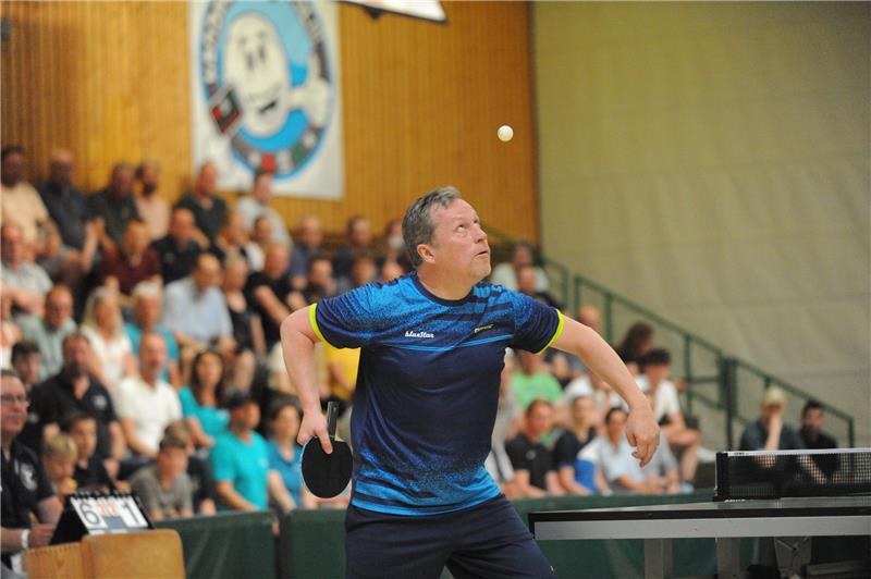 Tischtennis-Legenden unterhalten die Fans in Drochtersen Olympiasieger Jan-Ove Waldner schlug am Freitagabend in Drochtersen auf. Foto: Scholz
