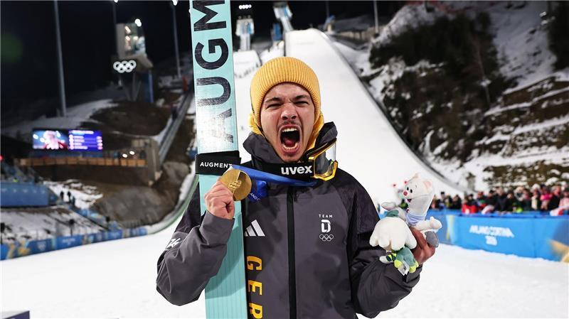 Olympiasieger Philipp Raimund jubelt mit seiner Goldmedaille über den ersten Platz bei den Olympischen Winterspielen Mailand Cortina 2026.