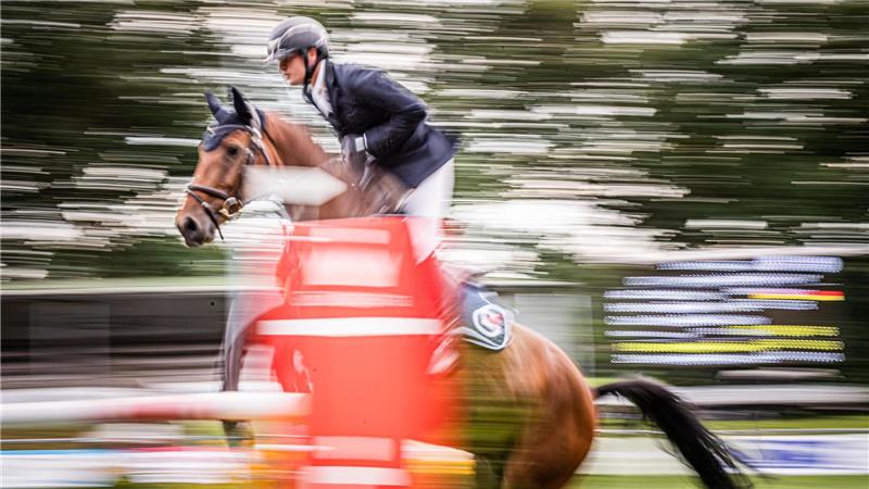 Olympische Sportarten wie das Springreiten sind von der Finanzkürzung direkt betroffen. Foto: Arnd Hartmann